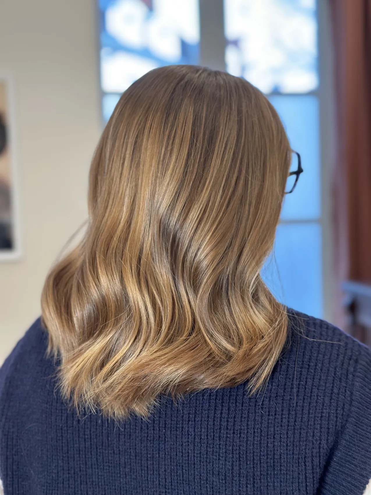 Carré long ondulé, balayage blond miel